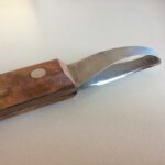 LEGRA ECONÓMICA CORTE OVAL CON MANGO DE MADERA