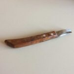 LEGRA ECONÓMICA CORTE OVAL CON MANGO DE MADERA